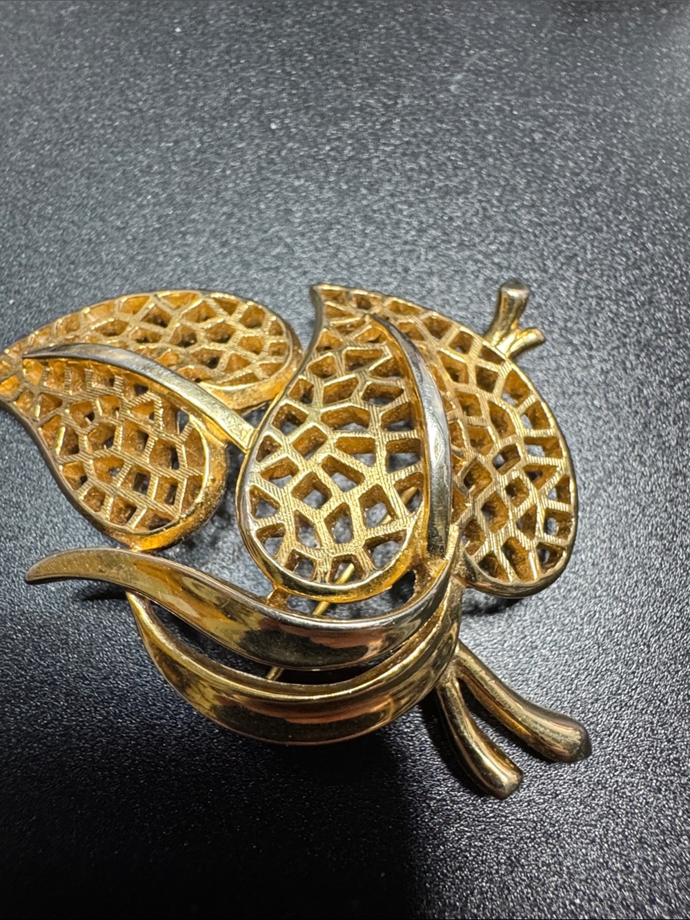 VTG Gold Tone Leaf Filigree Brooch - Women's Fashion Accent